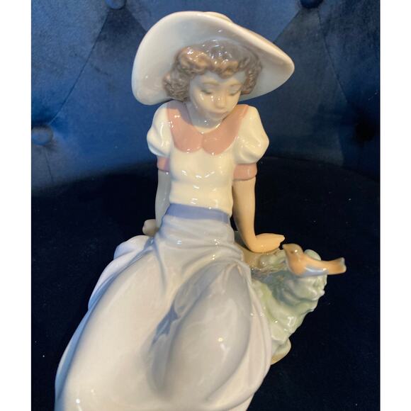 NAO by Lladro “Girl with Bird” Figurine #01042 –1987 With Box – Excellent item. - Picture 3 of 7